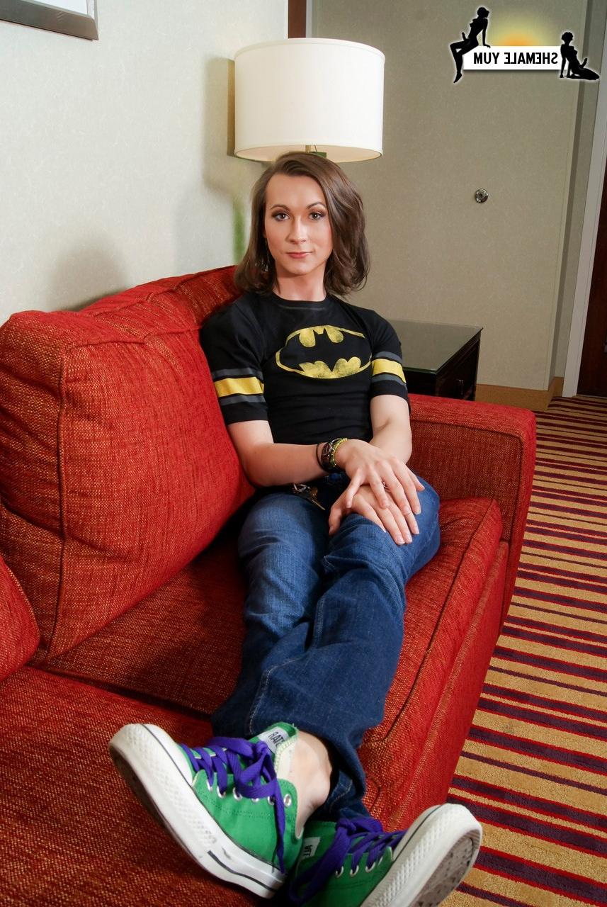16P La delgada transexual Jessica Fappit se quita la camiseta de Batman y muestra su enorme polla