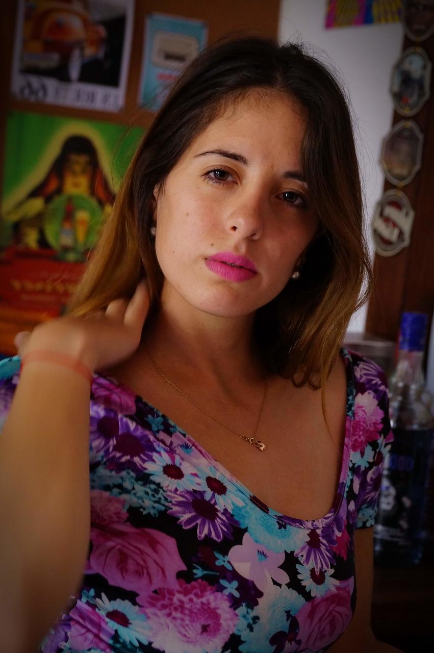 20P Latina perfeita madura com seios naturais Ivonne A espalhando sua buceta suculenta