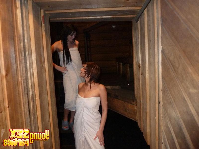 16P College-Mädchen tauchen vor dem Sex auf einem Tisch in ein dünnes Bad, nachdem sie sich abgerieben haben