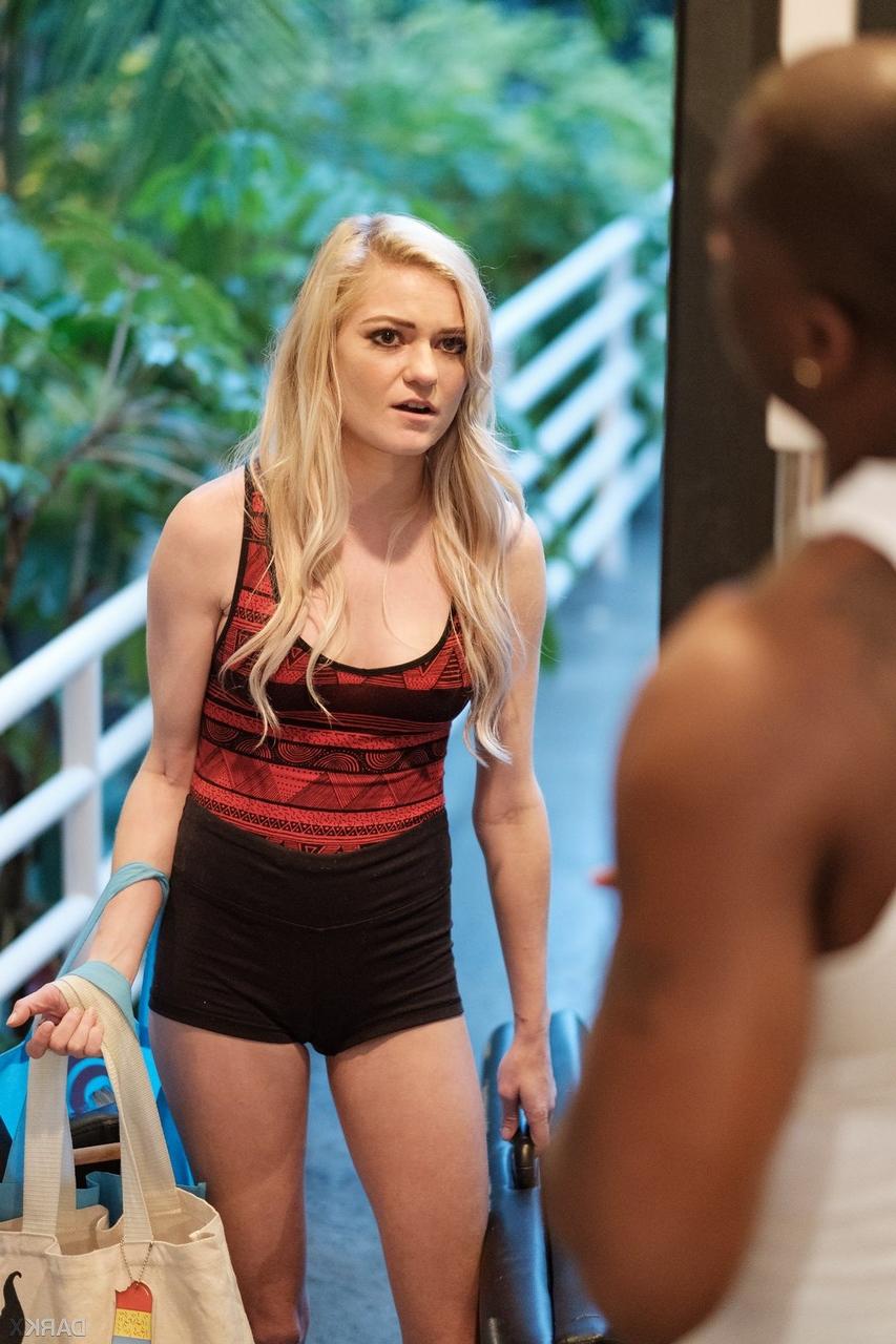 20P A loira magra Chloe Foster dá uma massagem antes de pegar um pau preto