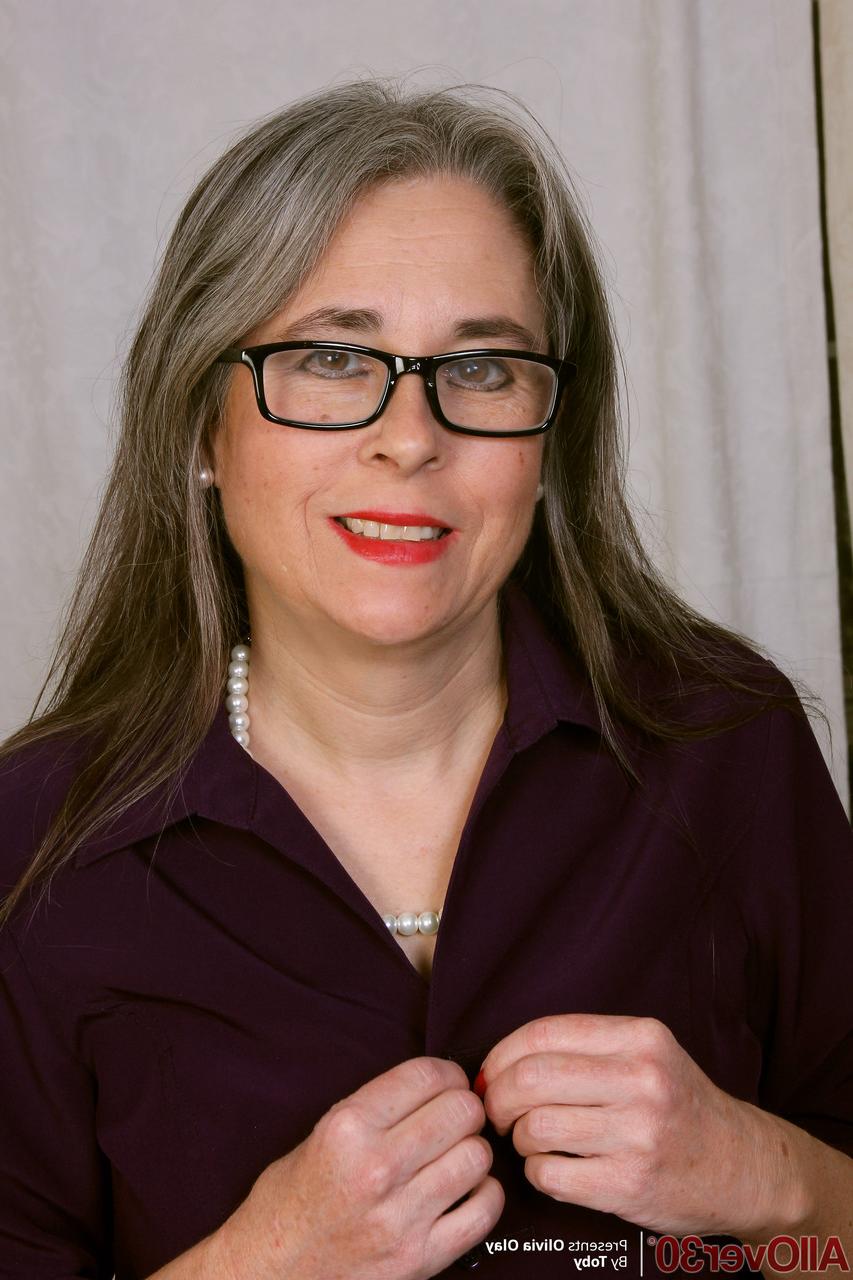 20P La madura nerd olivia olay muestra su gran culo y sus grandes tetas en solitario