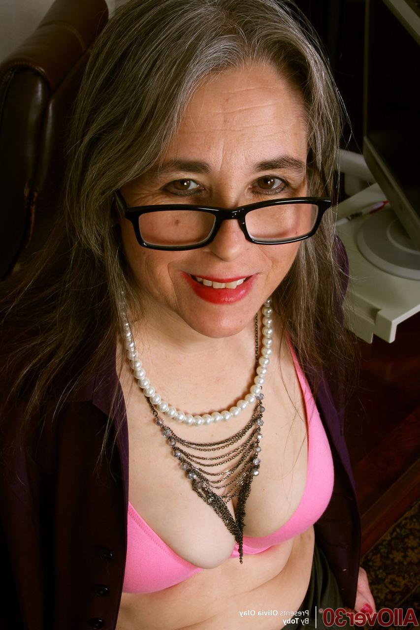 20P La madura nerd olivia olay muestra su gran culo y sus grandes tetas en solitario