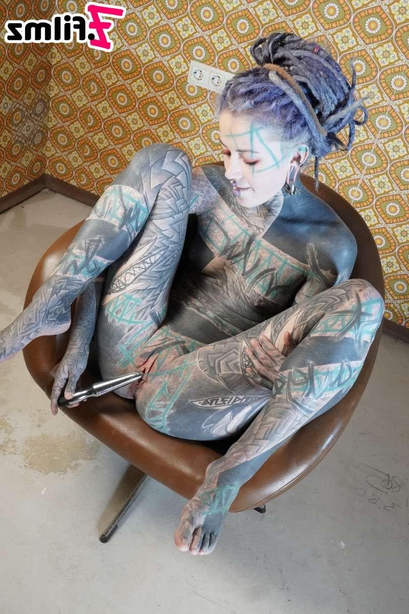 15P La tatuada Anuskatzz se da placer en el coño con una máquina sexual en el culo