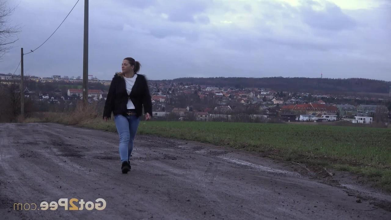 15P La chica blanca Lorena se deja caer los jeans para orinar en un camino de tierra.