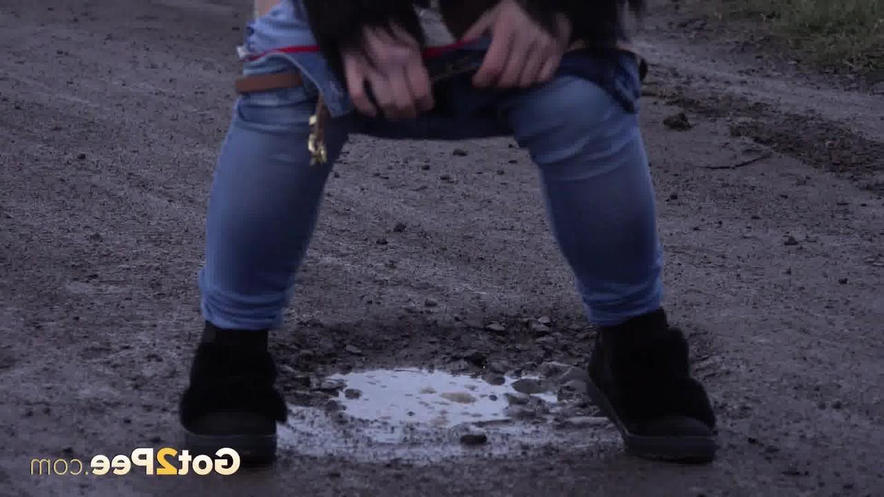 15P La chica blanca Lorena se deja caer los jeans para orinar en un camino de tierra.
