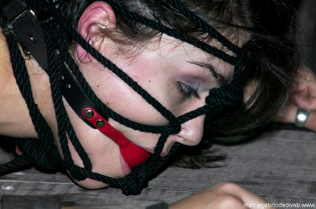 17P Sasha Grey avec un gag dans la bouche enchaînée à la table et baisée par une machine