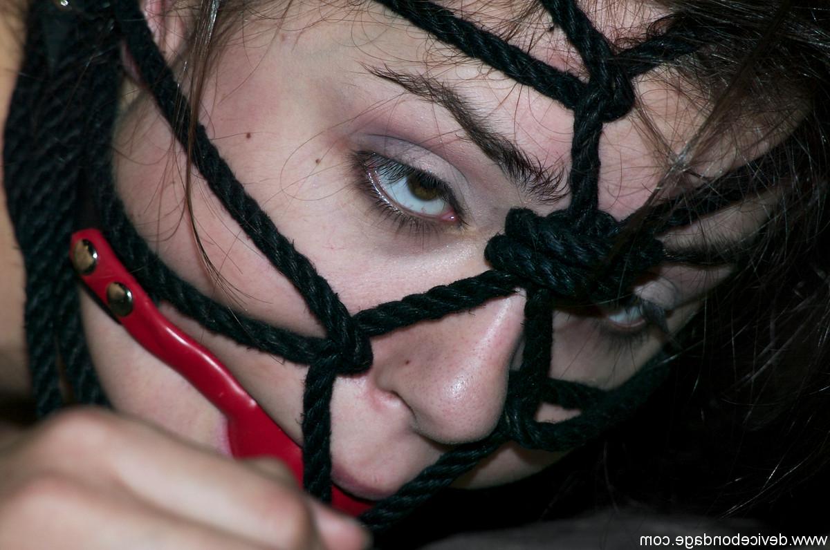 17P Sasha Grey avec un gag dans la bouche enchaînée à la table et baisée par une machine