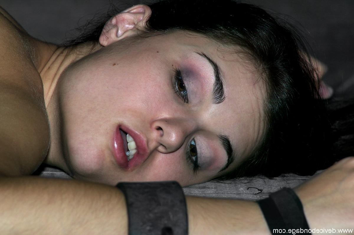 17P Sasha Grey avec un gag dans la bouche enchaînée à la table et baisée par une machine