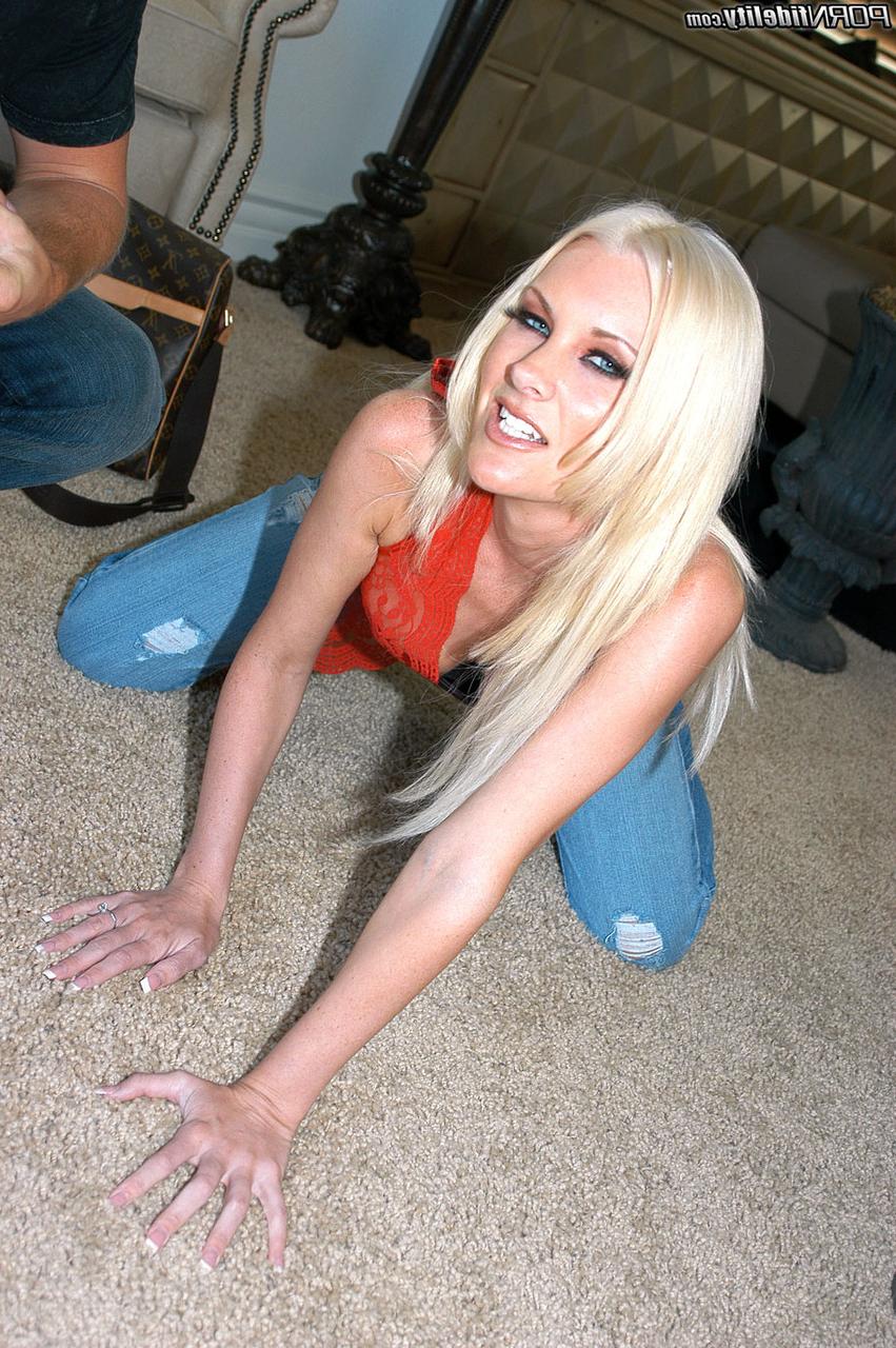 20P Fumar loira gostosa MILF Brandy Edwards consegue uma foda sexy e facial no tapete