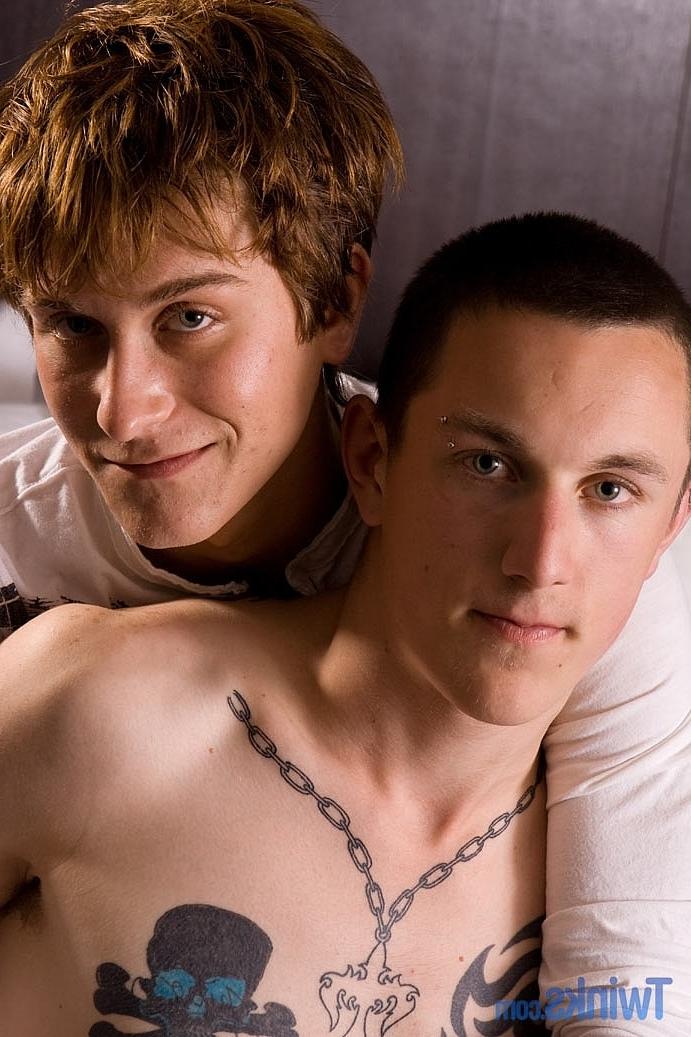 20P Chicos gays calientes Bradley F y Darren B disfrutan de sexo anal estilo perrito