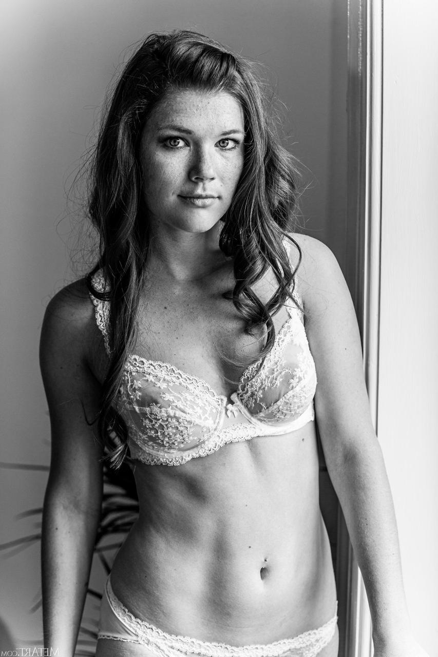 20P Das sexy rothaarige Mädchen Mia Sollis zieht ihre Dessous ab und verbreitet ihre Twat