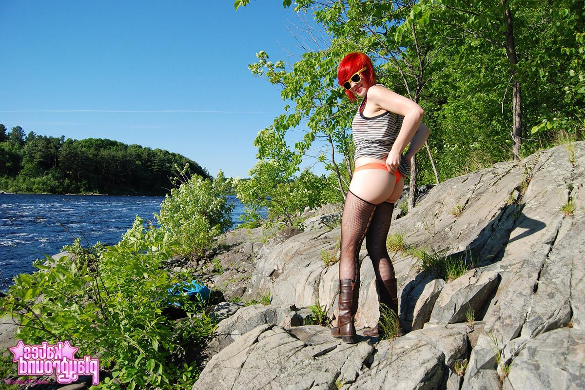 12P A ruiva Sabrina mostra a bunda nua em uma pedra perto de um lago
