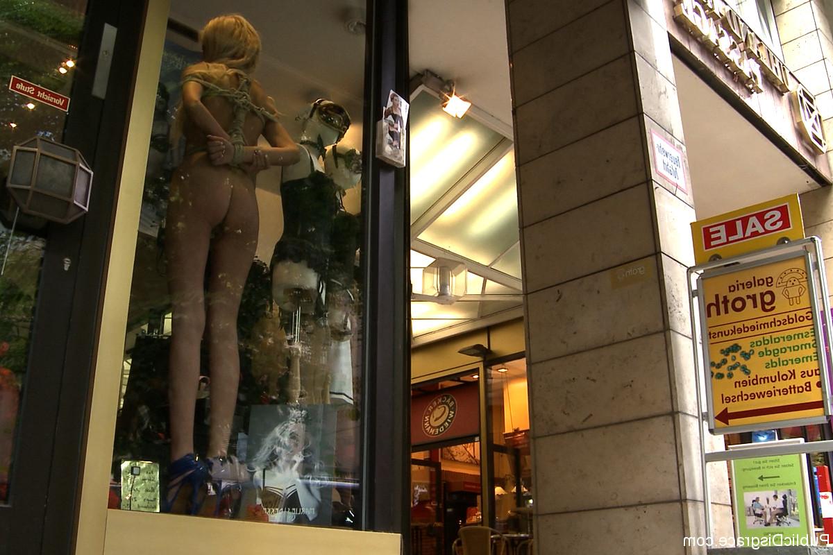 20P Public Disgrace Blanche, Zenza Raggi