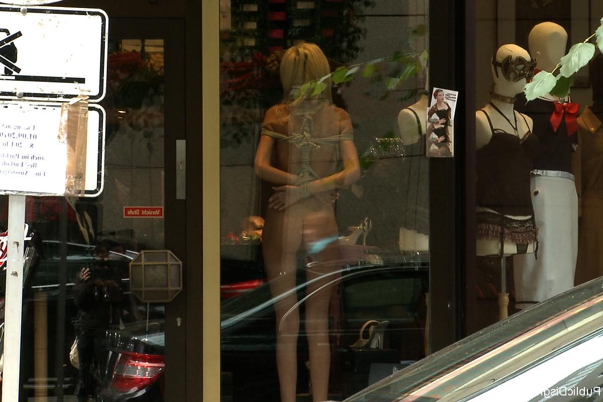 20P Public Disgrace Blanche, Zenza Raggi