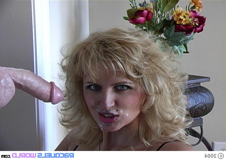 16P La sexy rubia mayor Racquel Devonshire chupa una polla después de quitarse la lencería