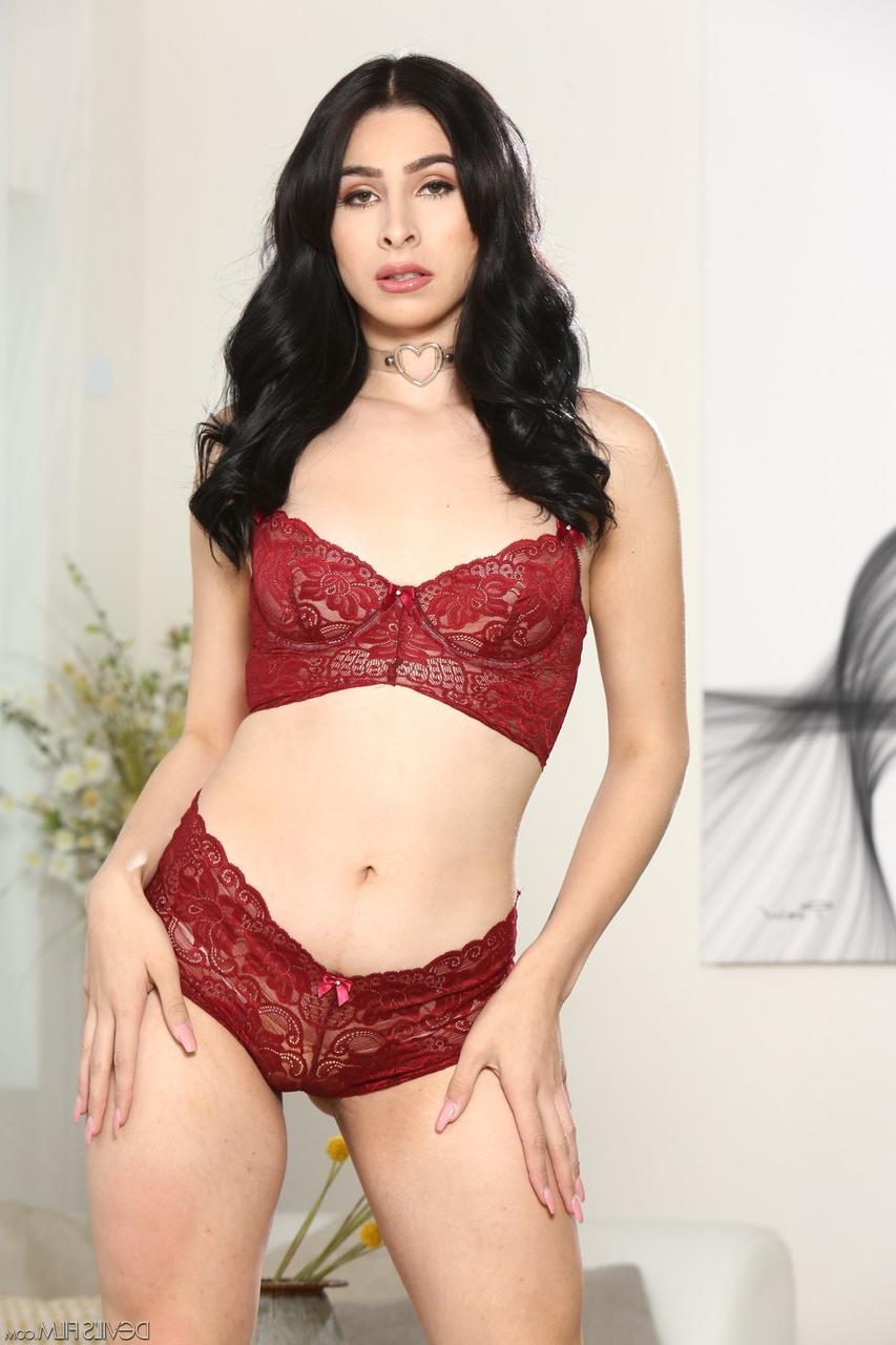 17P L'incroyable T-girl Audrey Noir montre sa belle bite alors qu'elle enlève sa lingerie.