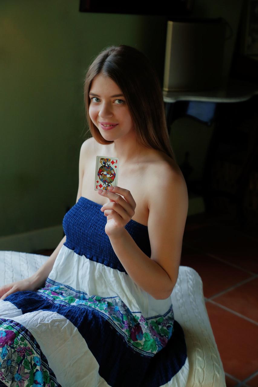 20P La jeune glamour Kay J touche ses beaux seins et sa chatte rasée sur le canapé.