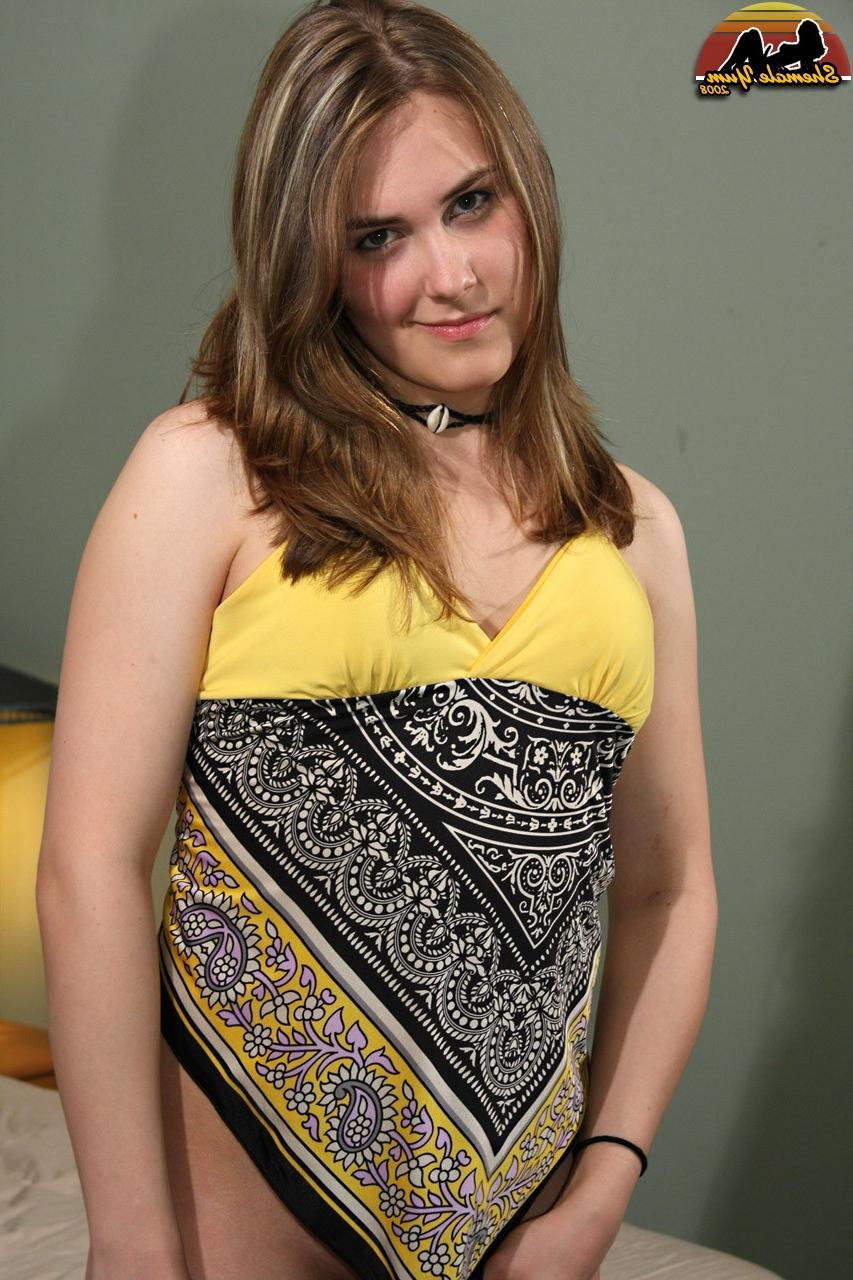 16P A travesti totalmente natural Hazel Tucker se masturba antes de fazer um boquete POV