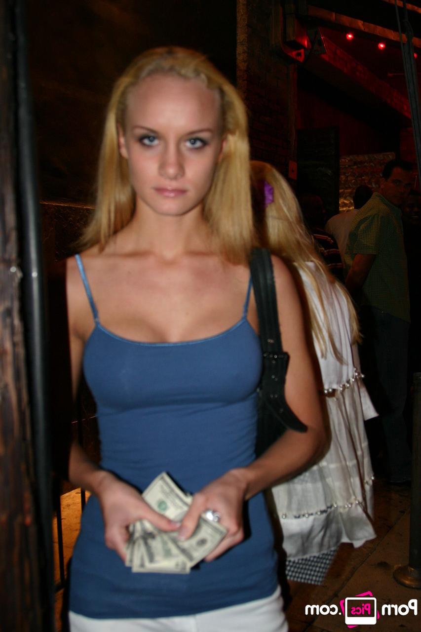 20P Das blonde Babe Leah Wilde zeigt ihre großen Brüste und reitet einen fetten Ständer