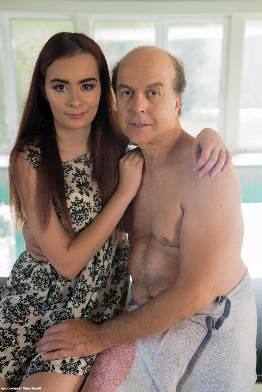 18P A adolescente sexy Skiley Jam dá cabeça e tem sua boceta penetrada pelo pau do velho