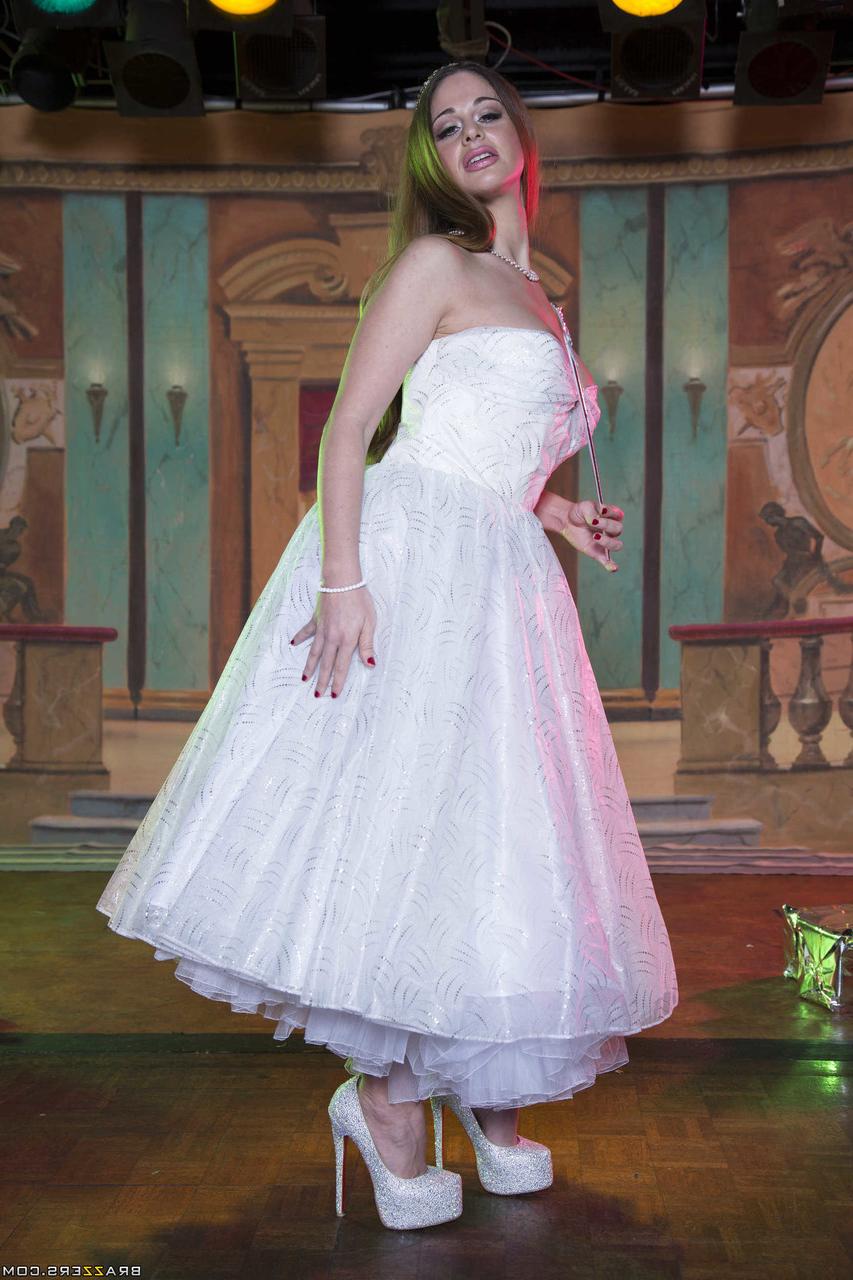 19P El hada madrina tetona Cathy Heaven deja caer su varita y su vestido para mostrar sus enormes tetas