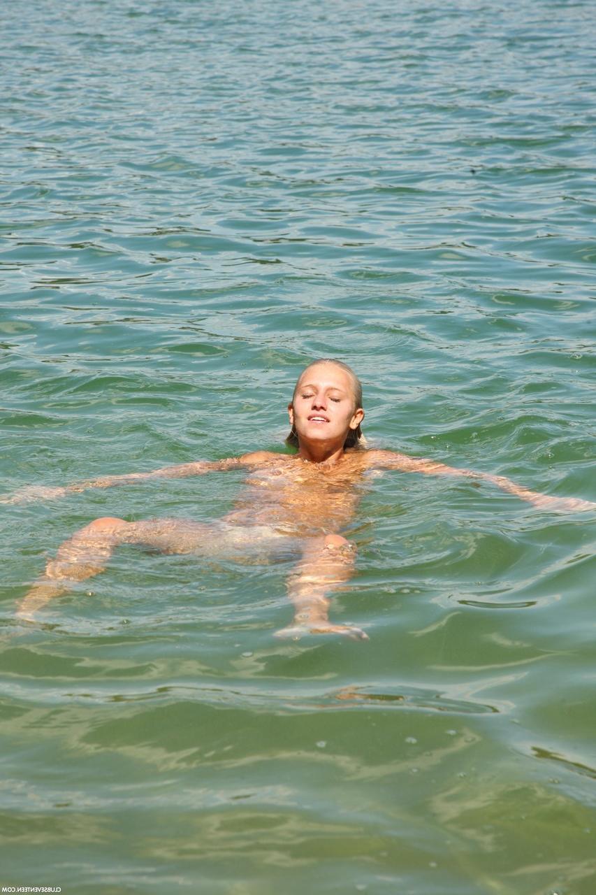 20P La rubia desnuda sara j muestra sus tetas y juega con su coño afeitado al aire libre