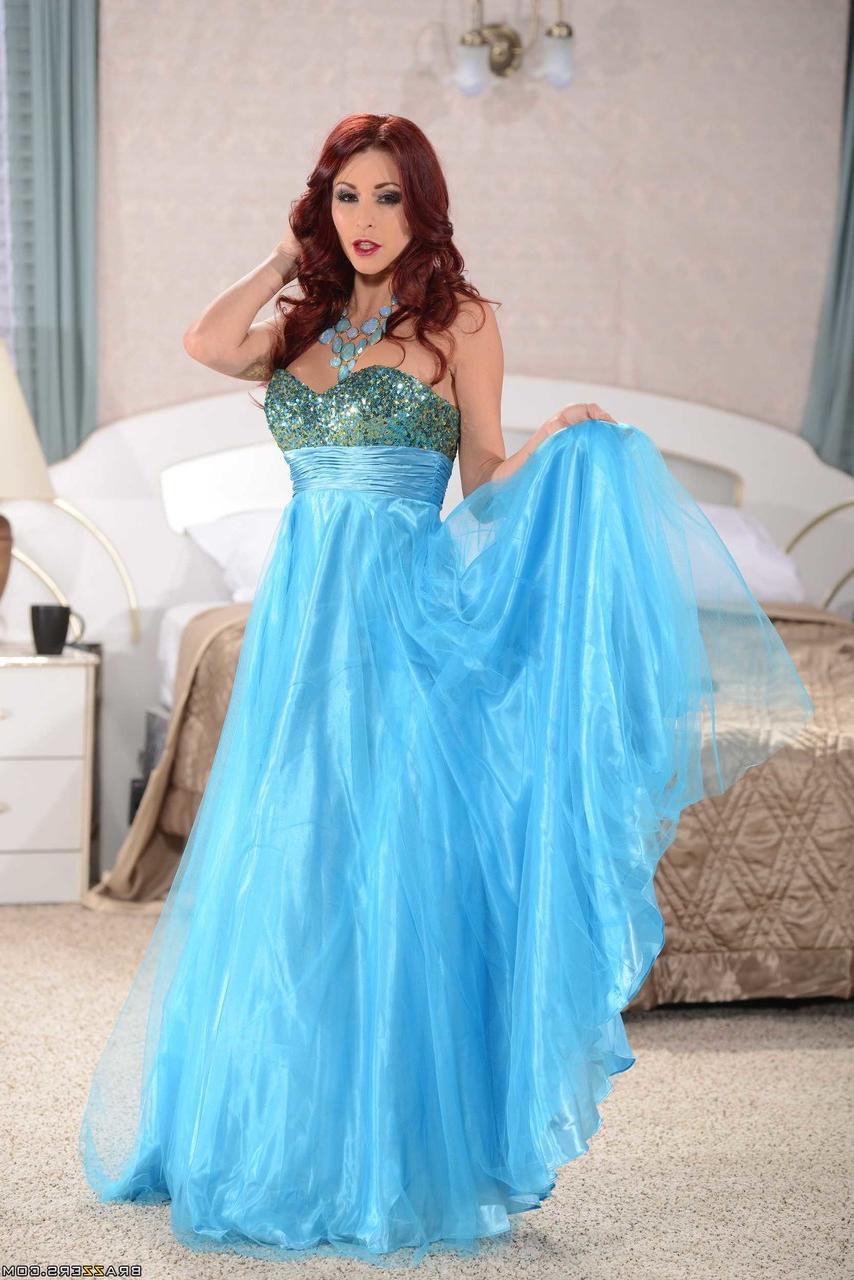 20P La caliente Monique Alexander hace topless en un striptease sexy con tacones altos