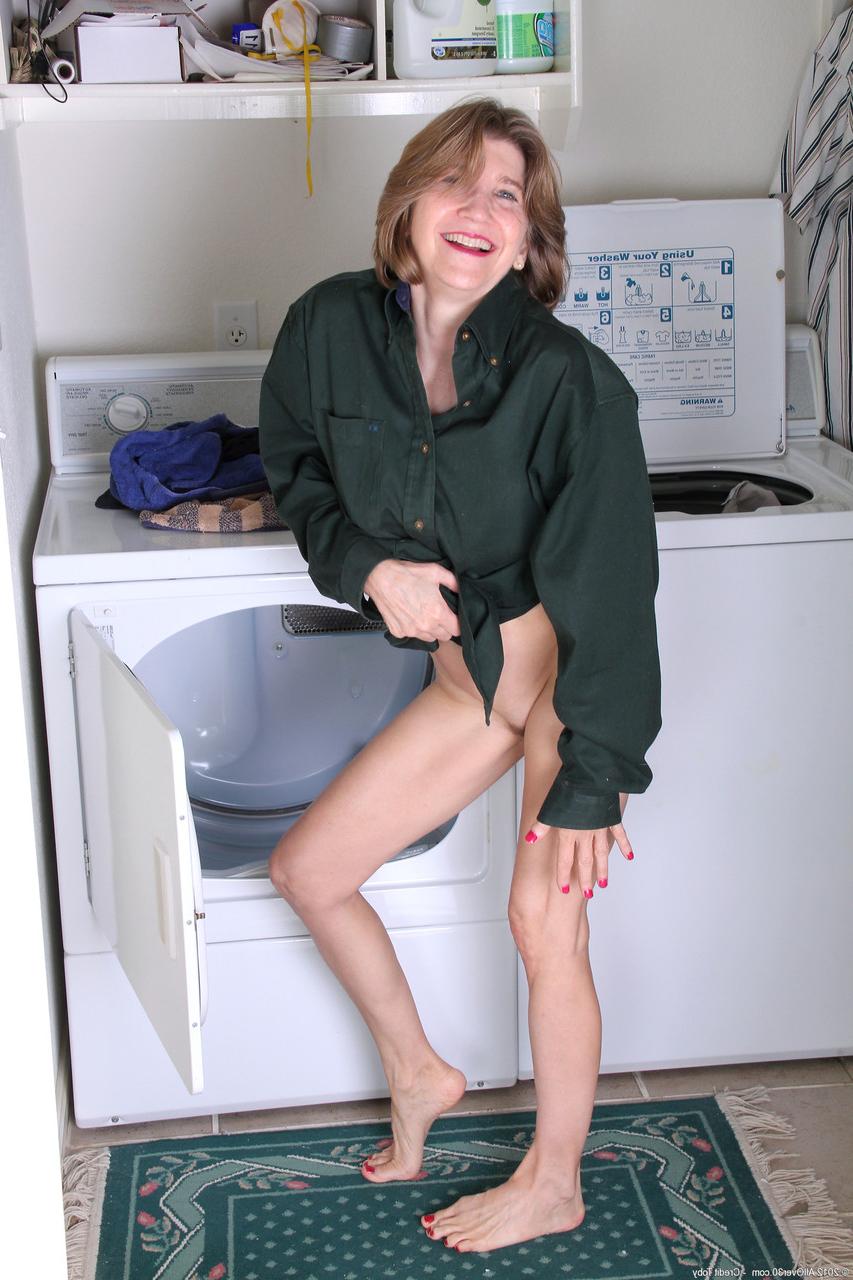 20P Une brune mature aux fesses chaudes, Bossy Ryder, écarte son trou d'amour.