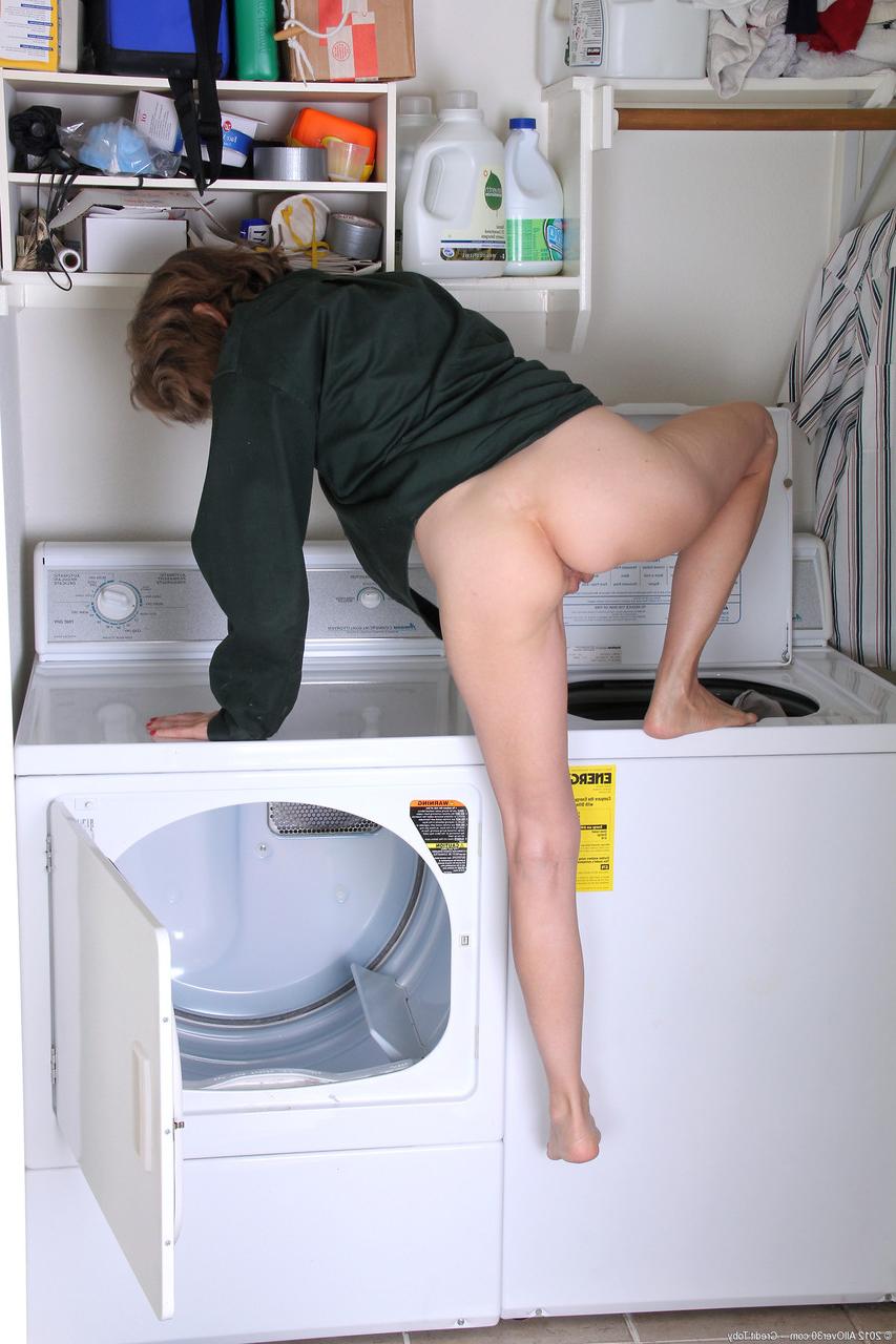 20P Une brune mature aux fesses chaudes, Bossy Ryder, écarte son trou d'amour.