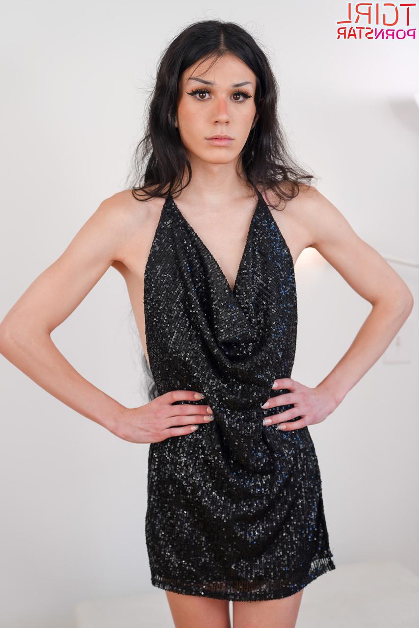 16P Sienna Vienna, transexuelle aux cheveux corbeaux, se fait lécher et lécher le trou du cul.