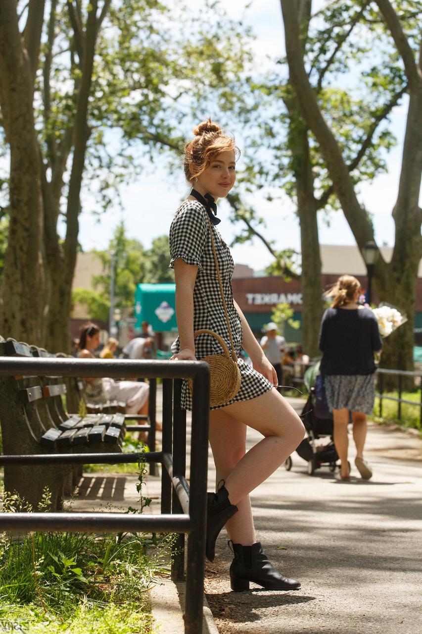 12P La douce jeune Erna O Hara montre son délicieux cul et ses petits seins au parc.