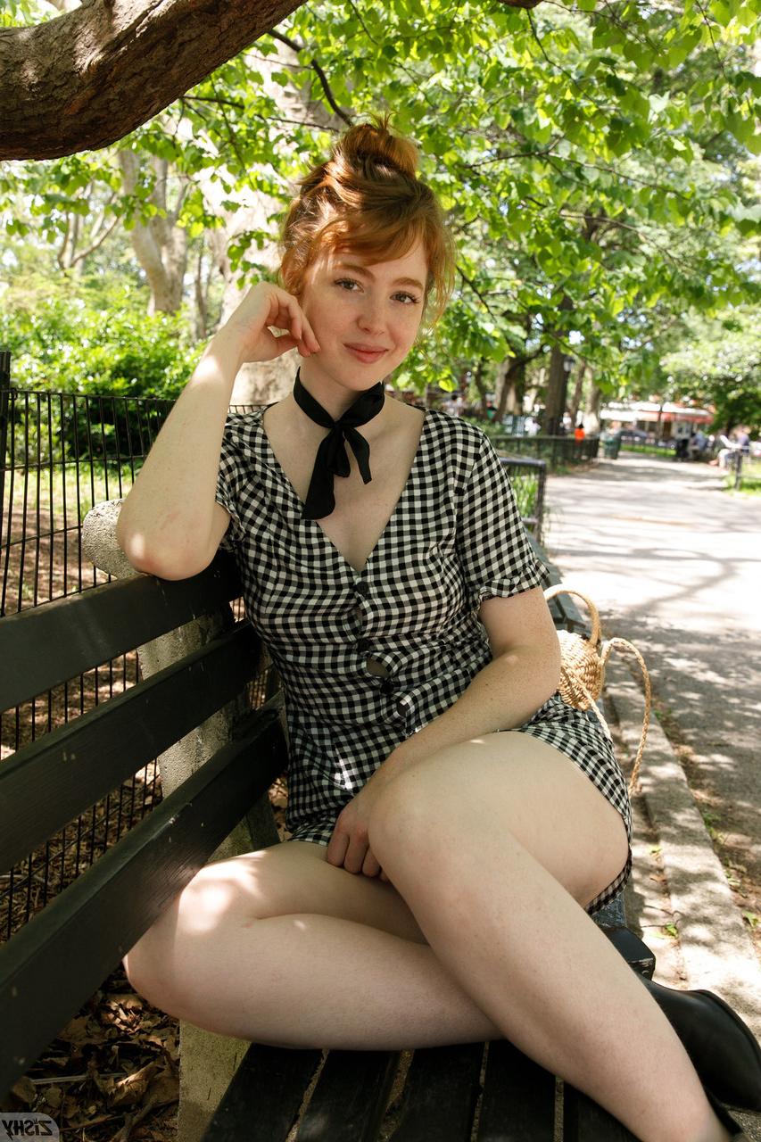 12P La douce jeune Erna O Hara montre son délicieux cul et ses petits seins au parc.