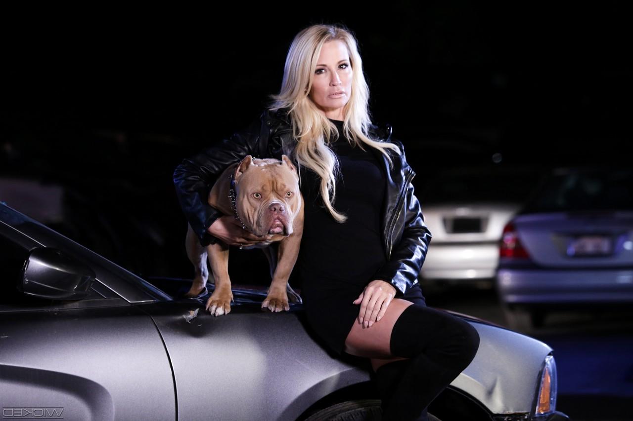 15P Las lesbianas Jessie Lee y Jessica Drake tienen sexo en un vehículo por la noche