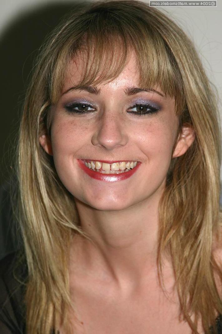 16P Hillary, petite jeune, écarte sa chatte chauve avec des ongles bien entretenus.