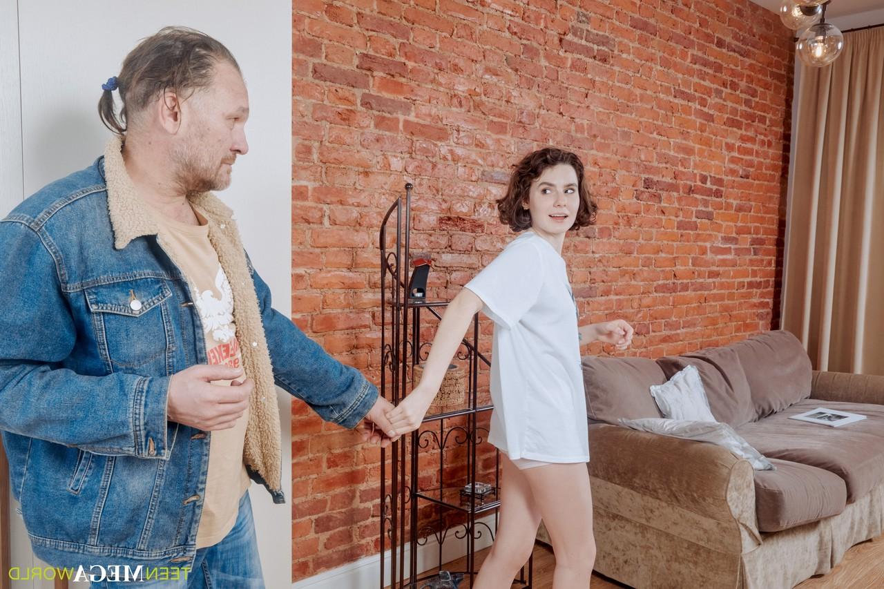 20P A pequena adolescente Darcy Dark fica satisfeita oralmente e é fodida por um velho reparador