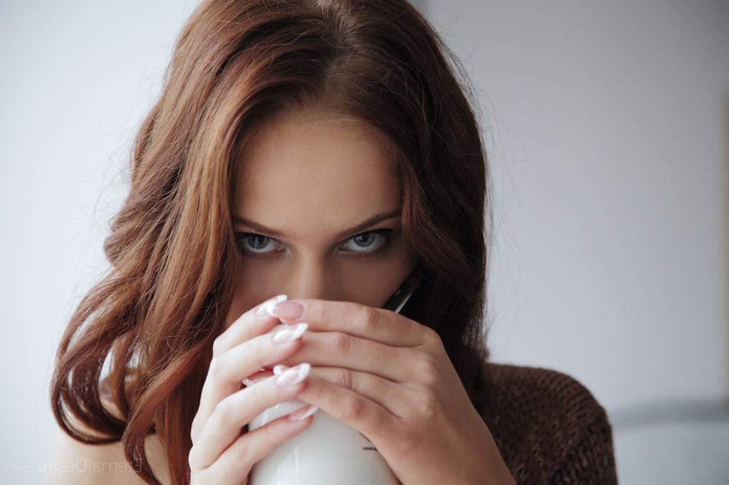 16P A linda adolescente Lydia A tira seus peitos e sua vulva enquanto toma uma xícara de café