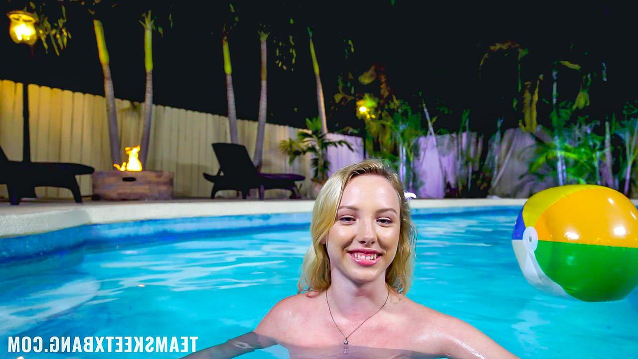 20P Blonde honey Dixie Lynn shows her big ass and gets rammed poolside