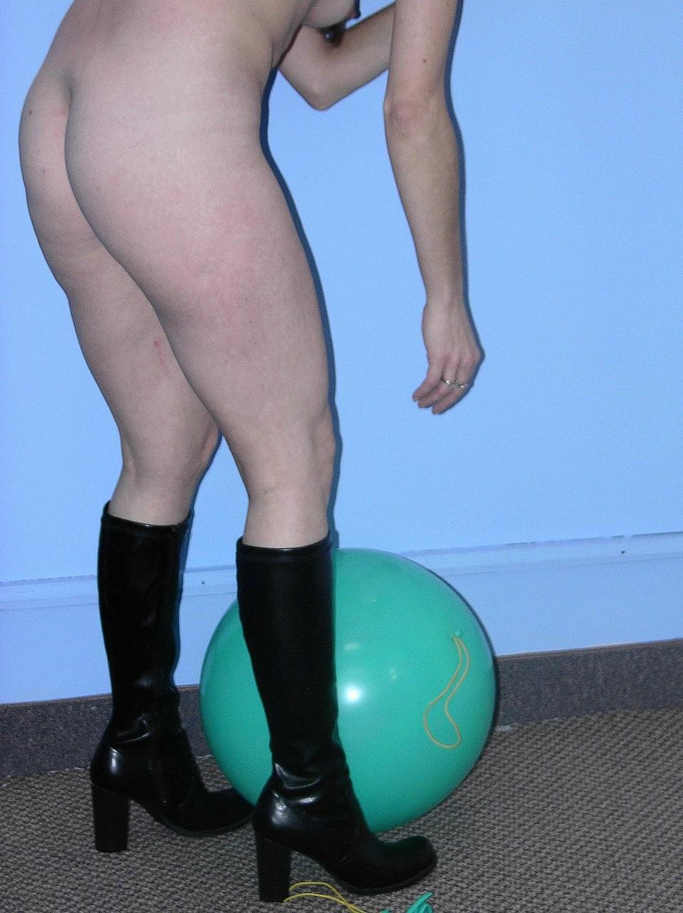 20P MILF Samantha Charles strips to her black boots and plays with balloons