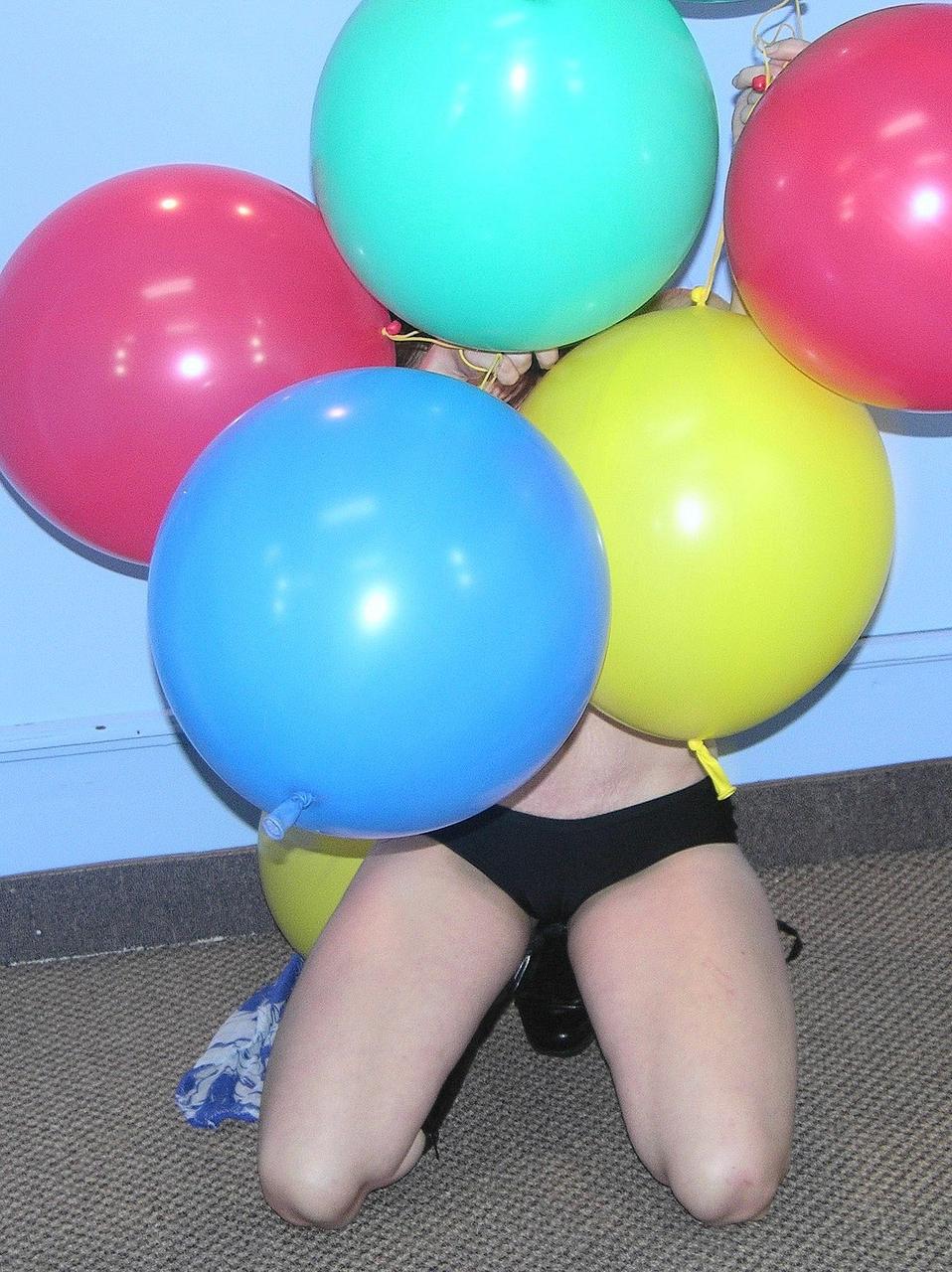 20P MILF Samantha Charles strips to her black boots and plays with balloons