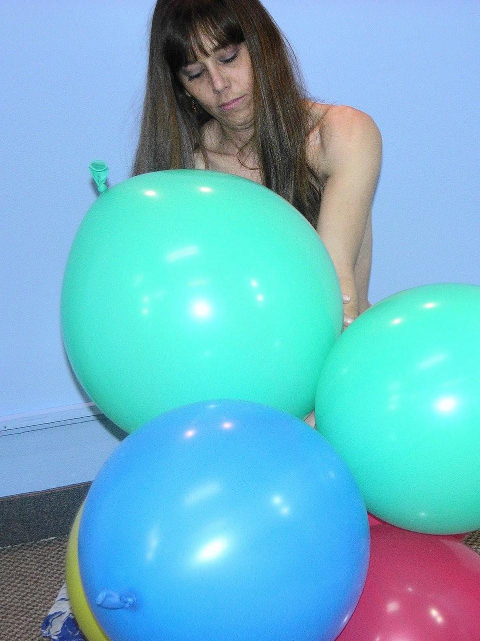 20P MILF Samantha Charles strips to her black boots and plays with balloons