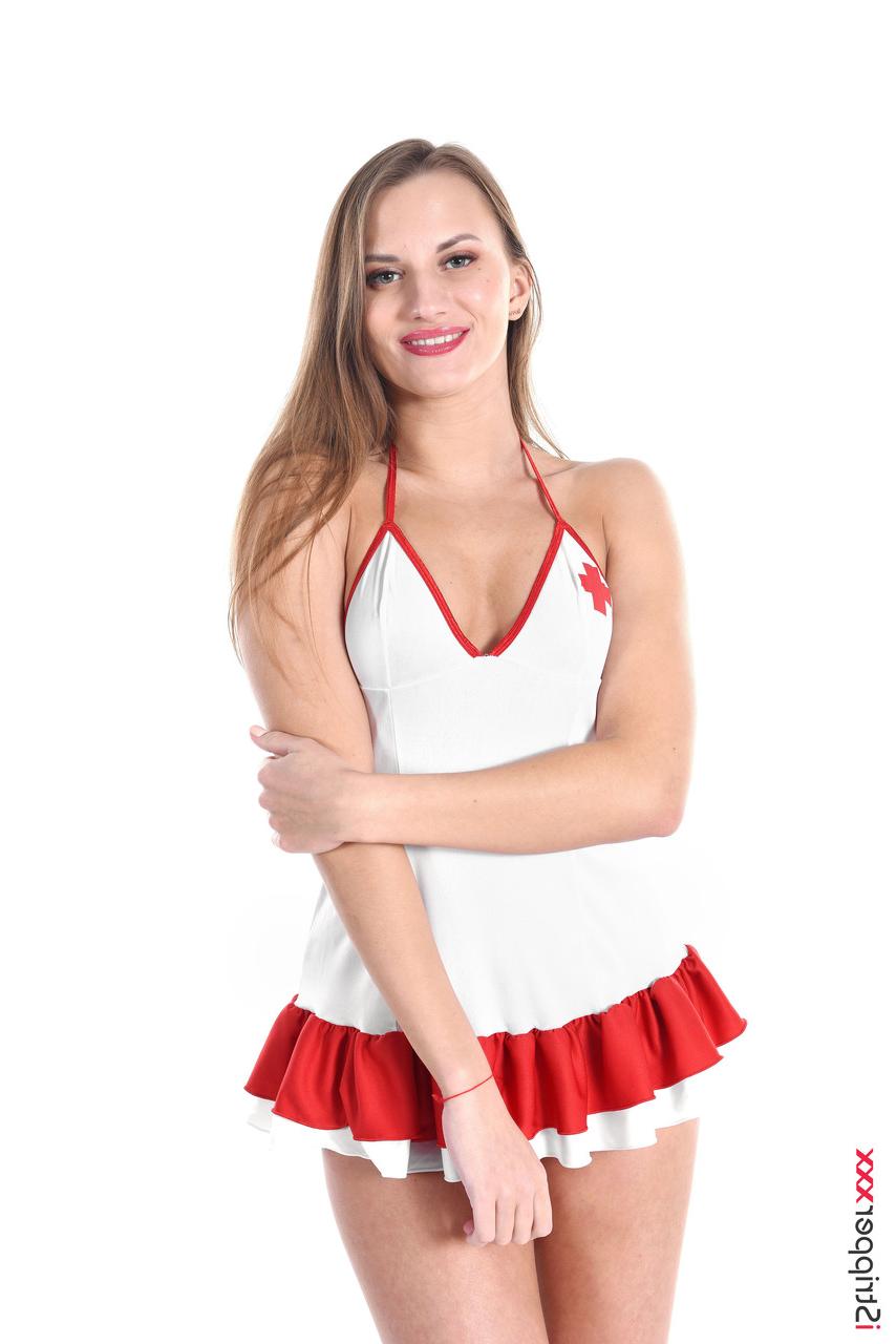 15P La enfermera caliente stella flex lleva un juguete sexual a su coño afeitado con tacones rojos