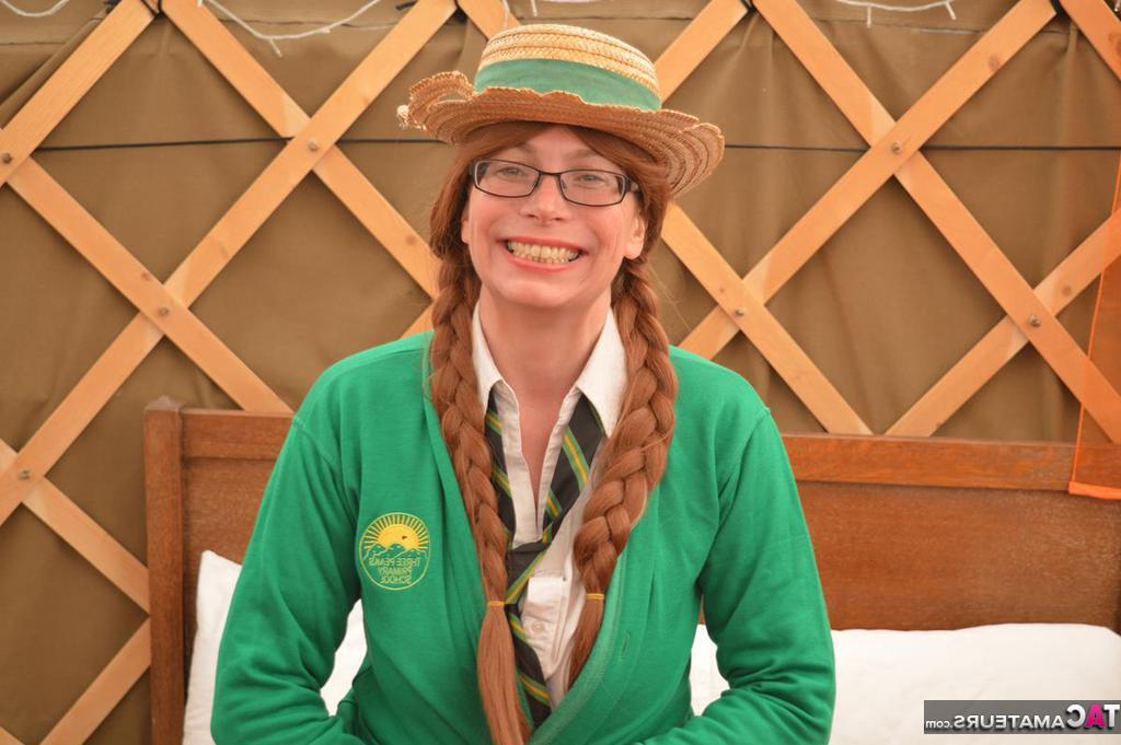 20P Amadora com cabelo ruivo libera seus peitos e vulva da roupa de Ann of Green Gables