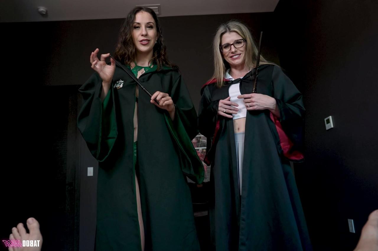 15P Die britischen Frauen Cory Chase und Amiee Cambridge bumsen vor dem Lesbensex einen Schwanz