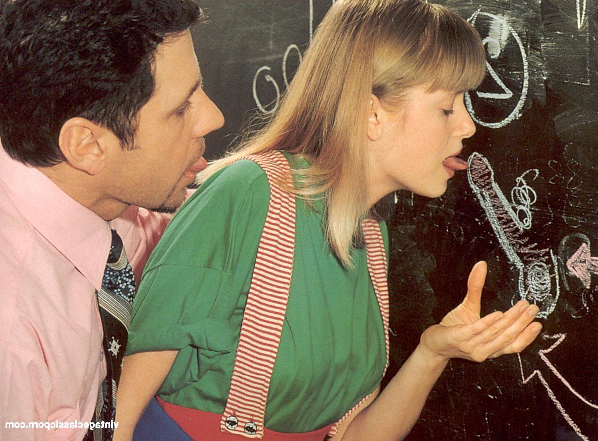 18P Colegial vintage prova um pau antes de expor seus peitos e ser fodida