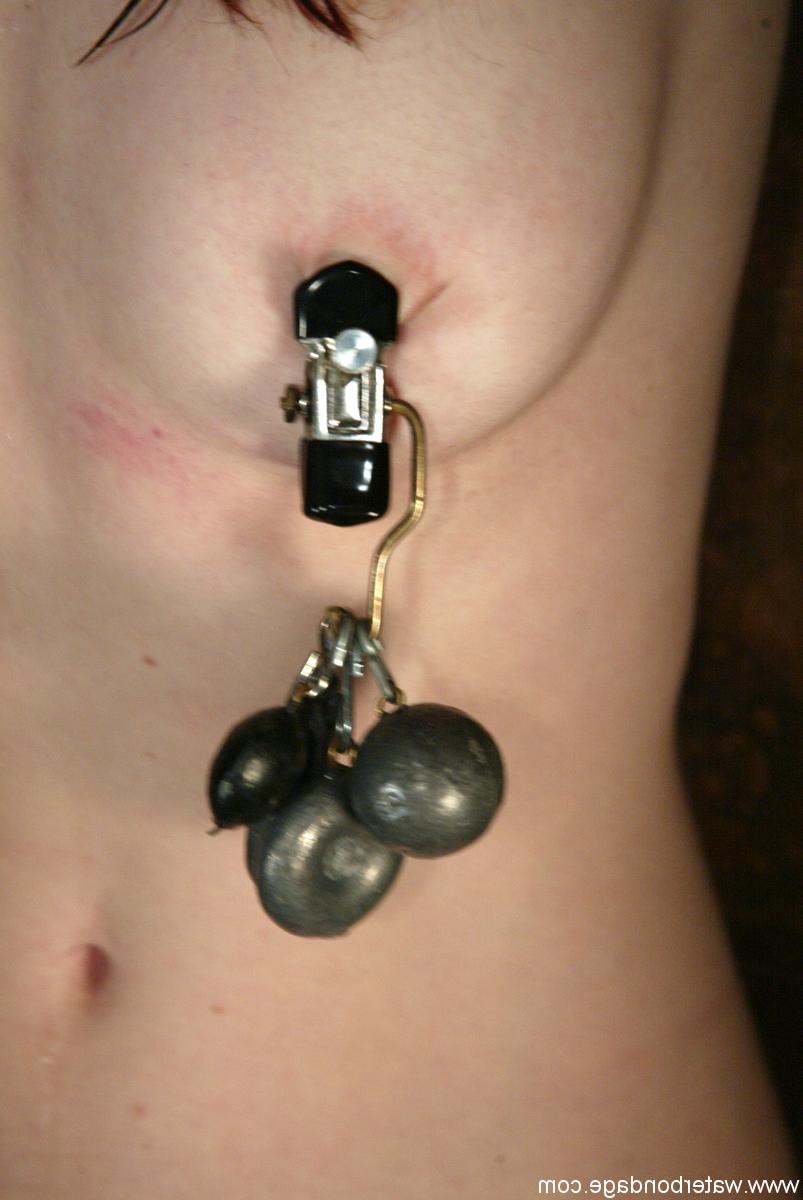 20P Slim lookalikes Justine Joli & Sarah Blake get their nips weighted in bondage