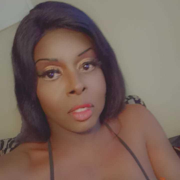 14P Linda travesti de ébano Chanel revela seus peitos grandes e BBC em um solo