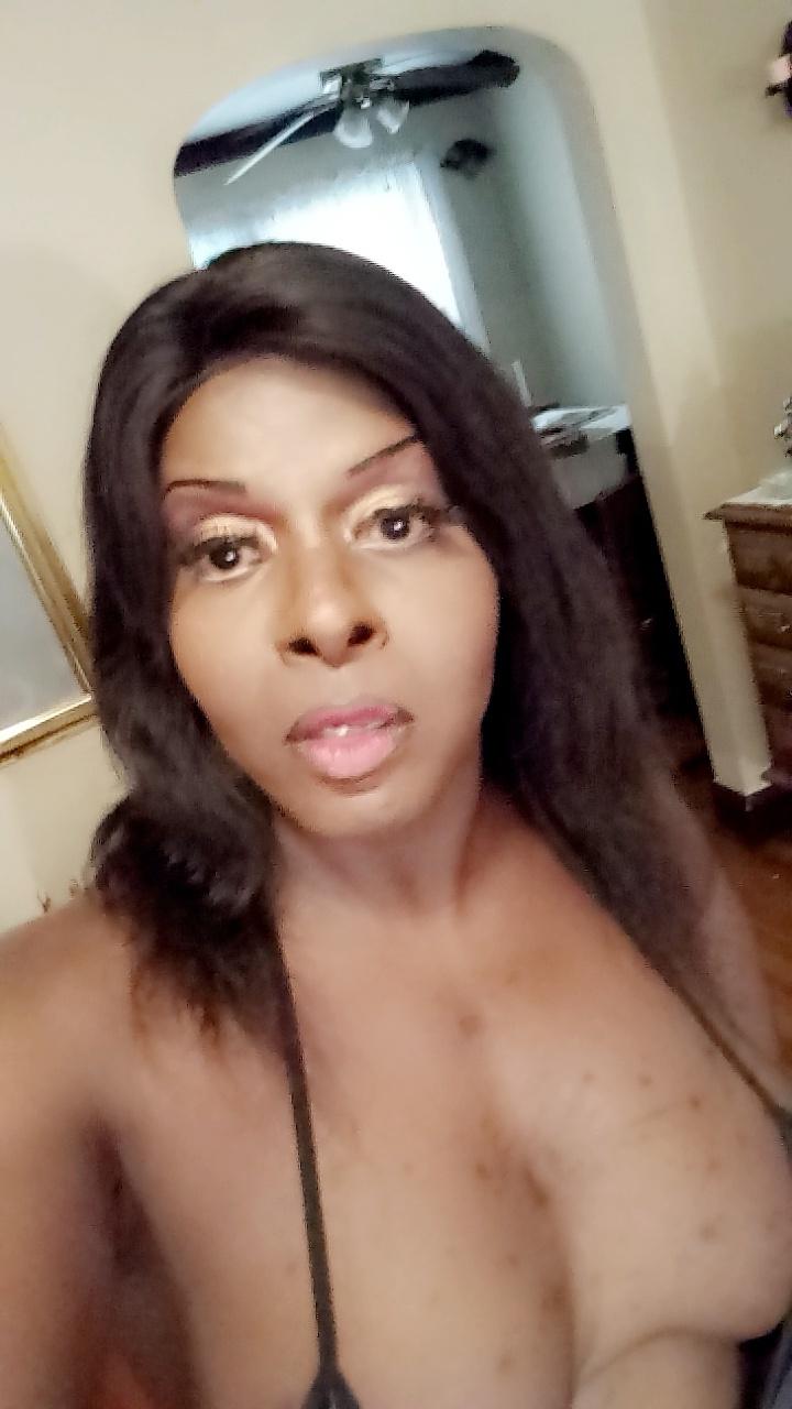 14P Linda travesti de ébano Chanel revela seus peitos grandes e BBC em um solo