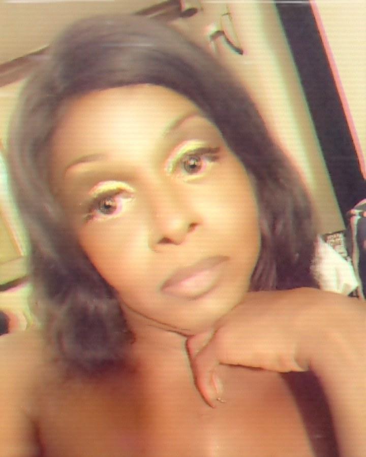 14P Linda travesti de ébano Chanel revela seus peitos grandes e BBC em um solo