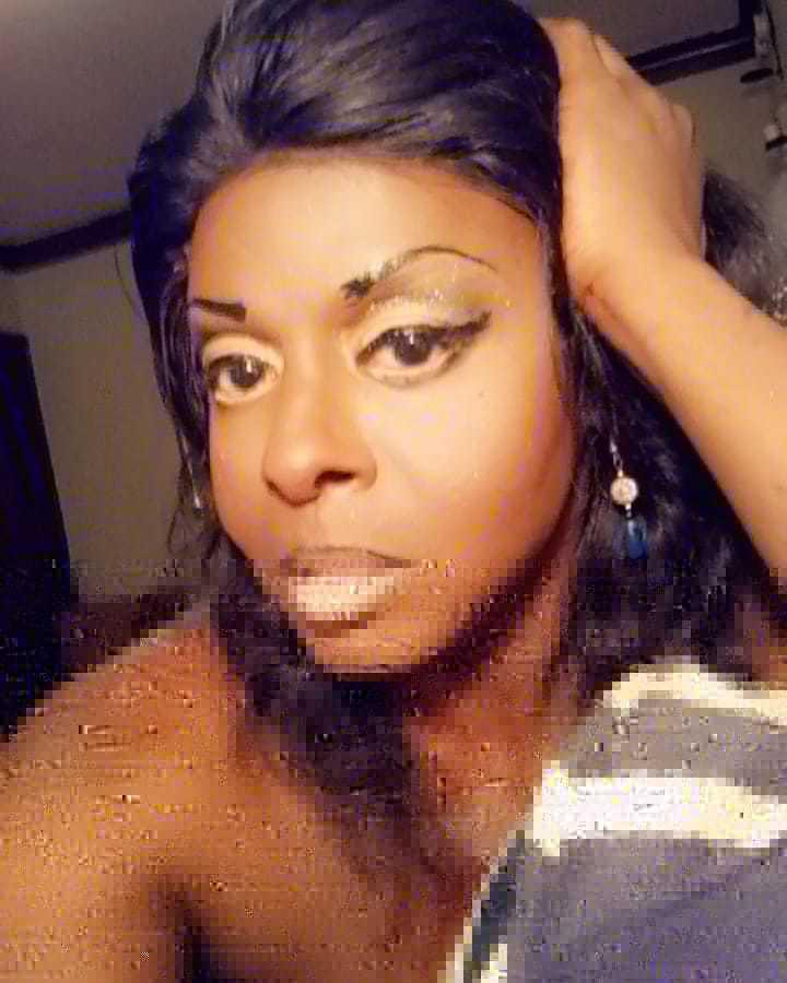 14P Linda travesti de ébano Chanel revela seus peitos grandes e BBC em um solo