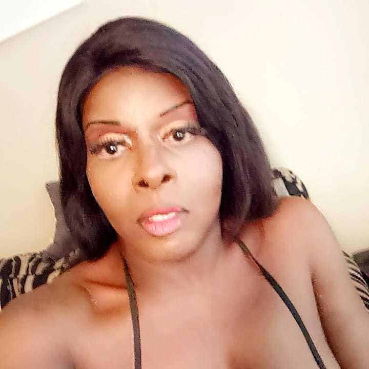 14P Linda travesti de ébano Chanel revela seus peitos grandes e BBC em um solo